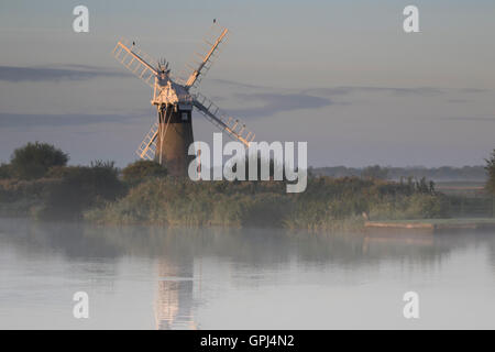 Au lever du soleil sur la rivière Thurne Ant, Norfolk Banque D'Images