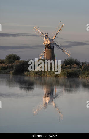 Au lever du soleil sur la rivière Thurne Ant, Norfolk Banque D'Images