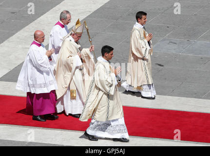 Cité du Vatican, Vatican. 08Th Sep 2016. Le pape François célèbre une messe pour la canonisation de Mère Teresa sur la Place Saint Pierre. © Isabella Bonotto UPDATE/Pacific Press/Alamy Live News Banque D'Images