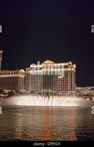 Caesars Palace à Las Vegas Nevada avec les fontaines de la l'hôtel Bellagio en premier plan dans la nuit Banque D'Images