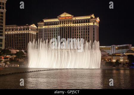 Caesars Palace à Las Vegas Nevada avec les fontaines de la l'hôtel Bellagio en premier plan dans la nuit Banque D'Images