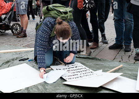 Malmö, Suède. 08Th Sep 2016. Dans 26 villes du nord au sud, des milliers de personnes ont manifesté contre la détérioration des services de santé et les employés de la santé mauvaise condition d'emploi. Avec des slogans comme "Les soins de la glisse ! Nous allons nous battre ! Et 'l'ensemble de la Suède le démontre, nous ne pouvons pas gagner plus", la manifestation a traversé les rues de Malmö. Près de 800 personnes sont venus malgré la pluie, pour montrer leur mécontentement et montrer leur appui pour le personnel médical en Suède. © Magnus Persson/Pacific Press/Alamy Live News Banque D'Images