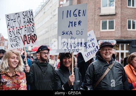 Malmö, Suède. 08Th Sep 2016. Dans 26 villes du nord au sud, des milliers de personnes ont manifesté contre la détérioration des services de santé et les employés de la santé mauvaise condition d'emploi. Avec des slogans comme "Les soins de la glisse ! Nous allons nous battre ! Et 'l'ensemble de la Suède le démontre, nous ne pouvons pas gagner plus", la manifestation a traversé les rues de Malmö. Près de 800 personnes sont venus malgré la pluie, pour montrer leur mécontentement et montrer leur appui pour le personnel médical en Suède. © Magnus Persson/Pacific Press/Alamy Live News Banque D'Images