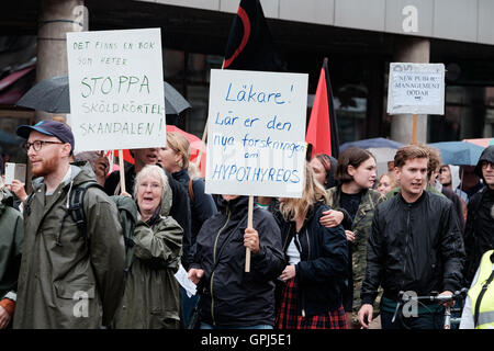 Malmö, Suède. 08Th Sep 2016. Dans 26 villes du nord au sud, des milliers de personnes ont manifesté contre la détérioration des services de santé et les employés de la santé mauvaise condition d'emploi. Avec des slogans comme "Les soins de la glisse ! Nous allons nous battre ! Et 'l'ensemble de la Suède le démontre, nous ne pouvons pas gagner plus", la manifestation a traversé les rues de Malmö. Près de 800 personnes sont venus malgré la pluie, pour montrer leur mécontentement et montrer leur appui pour le personnel médical en Suède. © Magnus Persson/Pacific Press/Alamy Live News Banque D'Images