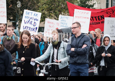 Malmö, Suède. 08Th Sep 2016. Dans 26 villes du nord au sud, des milliers de personnes ont manifesté contre la détérioration des services de santé et les employés de la santé mauvaise condition d'emploi. Avec des slogans comme "Les soins de la glisse ! Nous allons nous battre ! Et 'l'ensemble de la Suède le démontre, nous ne pouvons pas gagner plus", la manifestation a traversé les rues de Malmö. Près de 800 personnes sont venus malgré la pluie, pour montrer leur mécontentement et montrer leur appui pour le personnel médical en Suède. © Magnus Persson/Pacific Press/Alamy Live News Banque D'Images