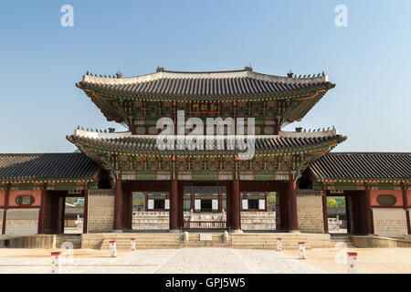 Geunjeongmun Gate au Palais Gyeongbokgung, le principal palais royal de la dynastie de Joseon, à Séoul, Corée du Sud, vue depuis le t Banque D'Images