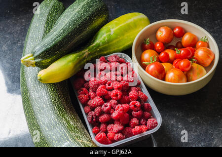 Une sélection de fruits et légumes fraîchement cueillis dans le jardin arrière. Banque D'Images