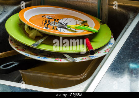 Une pile d'assiettes sales et de la vaisselle dans l'évier de la cuisine. Banque D'Images