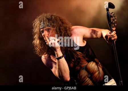 Rui Brito, chanteur du groupe de Rock "péché de saints' à la grande Foire de la vapeur 2016 Dorset, Tarrant Hinton, Dorset, UK. Banque D'Images