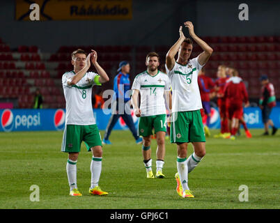 (De gauche à droite) l'Irlande du Nord, Steven Davis Stuart Dallas et Jonny Evans salue les fans après la qualification pour la Coupe du Monde FIFA 2018 match à la Generali Arena, à Prague. Banque D'Images