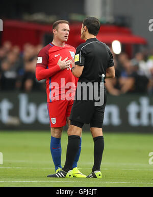 Wayne Rooney l'Angleterre parle à l'arbitre pendant la Coupe du Monde 2018 match de qualification à la City Arena, Trnava. Banque D'Images