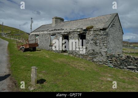 Cottage en pierre ruines sur l'île d'Inishbofin, laissée à des conditions météorologiques et la faune environnante, Galway, Connemarra, Banque D'Images