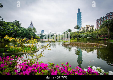 Fleurs, lac, et Taipei 101 à Zhongshan Park, dans le quartier de Xinyi, Taipei, Taiwan. Banque D'Images