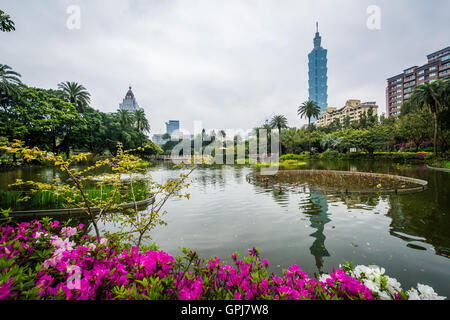 Fleurs, lac, et Taipei 101 à Zhongshan Park, dans le quartier de Xinyi, Taipei, Taiwan. Banque D'Images