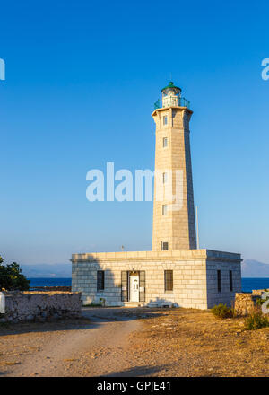 Leuchtturm près de Gythio dans l'après-midi contre un ciel bleu Banque D'Images