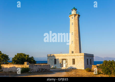 Leuchtturm près de Gythio dans l'après-midi contre un ciel bleu Banque D'Images