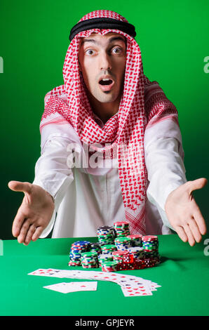 Jouer casino en arabe - concept de jeu avec l'homme Banque D'Images