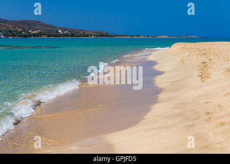 Punda plage exotique avec Elafonisos island en distance en Laconie, Péloponnèse, Grèce Banque D'Images