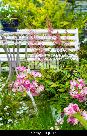 Belle maison jardin en été Banque D'Images