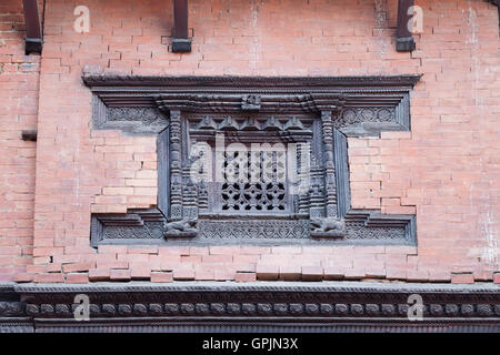 Fenêtre en bois magnifiquement sculpté au palais royal, Durbar Square, Patan, Népal Banque D'Images