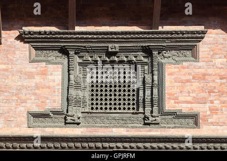 Fenêtre en bois magnifiquement sculpté au palais royal, Durbar Square, Patan, Népal Banque D'Images