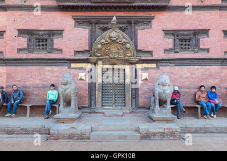 Keshav Narayan Chowk entrée au logement, le musée de Patan, Durbar Square, Patan, Népal Banque D'Images