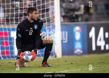 Bari, Italie. Du 1er septembre 2016. Salutations distinguées Gianluigi (ITA) Football/soccer : match amical entre l'Italie 1-3 France au Stadio San Nicola de Bari, Italie . © Maurizio Borsari/AFLO/Alamy Live News Banque D'Images