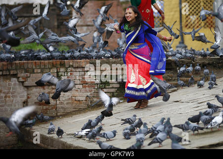 Katmandou, Népal. 16Th Jun 2016. Une Népalaise femme réagit comme elle joue avec les pigeons lors des célébrations du festival Teej Pashupathinath prémisse à l'intérieur du Temple à Katmandou, Népal le dimanche, 4 septembre 16. Les femmes mariées et célibataires venus célébrer leur culte à rapide en offrant le Seigneur Shiva pour le bonheur et le bien-être de leur mari en priant, en chantant et dansant. © Skanda Gautam/ZUMA/Alamy Fil Live News Banque D'Images