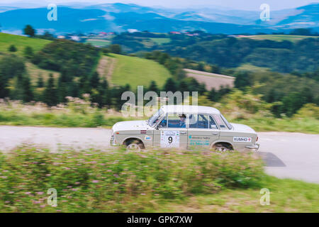 Kraków, Pologne, 3 septembre 2016. Concurrents sur les routes de la 3ème étape du 5e rallye historique de la Pologne / 5. Historique Rajd Polski Historyczny Crédit : Łukasz Popardowski/Alamy Live News Banque D'Images