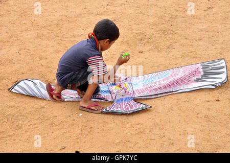 Colombo, Sri Lanka. 3e, 2016 Sep. Un garçon se prépare à voler son cerf-volant au cours d'un festival de cerf-volant à Colombo, Sri Lanka, 3 septembre 2016. Le kite festival annuel a eu lieu dans la capitale du Sri Lanka le samedi où des centaines de cerfs-volants décorés ont été effectuées tout au long de la journée. © Ajith Perera/Xinhua/Alamy Live News Banque D'Images