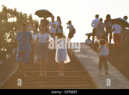 (160904) -- HANGZHOU, 4 septembre 2016 (Xinhua) -- les gens marcher sur le pont Gongchen dans tout le Grand Canal Beijing-Hangzhou à Hangzhou, capitale de la Chine de l'est la province du Zhejiang, le 30 août, 2016. Le 11e sommet du G20 se tiendra à Shanghai à partir du 4 sept. au 5. (Xinhua/Chen) Yehua(zkr) Banque D'Images