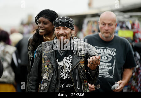 Brighton UK 4 Septembre 2016 - Des milliers de motards et rockers du monde entier prennent part à la réunion annuelle de l'Ace Cafe Brighton Burn Up événement tenu sur le front aujourd'hui . Les motocyclistes et les rockers convergent sur Madeira Drive sur le front de chaque année pour célébrer le fameux Ace café à Londres avec des groupes à l'affiche et des centaines d'étals de vente memorabilia Crédit : Simon Dack/Alamy Live News Banque D'Images