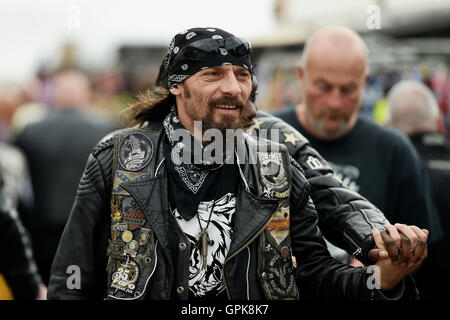 Brighton UK 4 Septembre 2016 - Des milliers de motards et rockers du monde entier prennent part à la réunion annuelle de l'Ace Cafe Brighton Burn Up événement tenu sur le front aujourd'hui . Les motocyclistes et les rockers convergent sur Madeira Drive sur le front de chaque année pour célébrer le fameux Ace café à Londres avec des groupes à l'affiche et des centaines d'étals de vente memorabilia Crédit : Simon Dack/Alamy Live News Banque D'Images