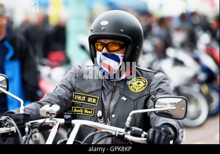 Brighton UK 4 Septembre 2016 - Des milliers de motards et rockers du monde entier prennent part à la réunion annuelle de l'Ace Cafe Brighton Burn Up événement tenu sur le front aujourd'hui . Les motocyclistes et les rockers convergent sur Madeira Drive sur le front de chaque année pour célébrer le fameux Ace café à Londres avec des groupes à l'affiche et des centaines d'étals de vente memorabilia Crédit : Simon Dack/Alamy Live News Banque D'Images