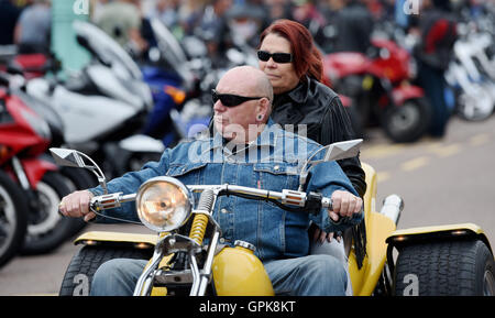 Brighton UK 4 Septembre 2016 - Des milliers de motards et rockers du monde entier prennent part à la réunion annuelle de l'Ace Cafe Brighton Burn Up événement tenu sur le front aujourd'hui . Les motocyclistes et les rockers convergent sur Madeira Drive sur le front de chaque année pour célébrer le fameux Ace café à Londres avec des groupes à l'affiche et des centaines d'étals de vente memorabilia Crédit : Simon Dack/Alamy Live News Banque D'Images