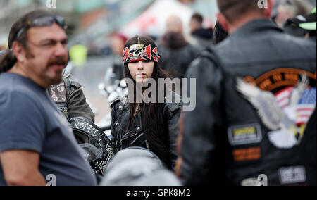 Brighton UK 4 Septembre 2016 - Des milliers de motards et rockers du monde entier prennent part à la réunion annuelle de l'Ace Cafe Brighton Burn Up événement tenu sur le front aujourd'hui . Les motocyclistes et les rockers convergent sur Madeira Drive sur le front de chaque année pour célébrer le fameux Ace café à Londres avec des groupes à l'affiche et des centaines d'étals de vente memorabilia Crédit : Simon Dack/Alamy Live News Banque D'Images