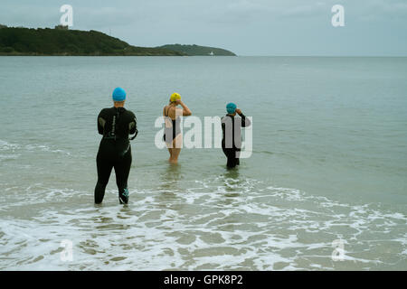 Falmouth, Cornwall, UK. 08Th Sep 2016. Trois femmes se préparer à nager à la plage de Gyllyngvase, Falmouth, Cornwall. 4e septembre 2016. Credit : Mick Buston/Alamy Live News Banque D'Images