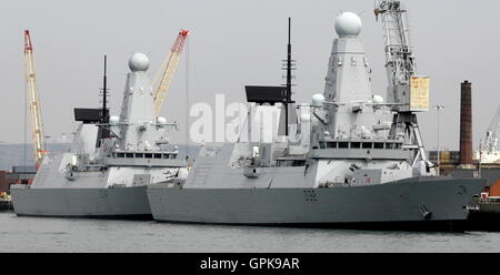 AJAXNETPHOTO. Portsmouth, Royaume-Uni. 25 août 2016. Le type 45 Destroyer HMS Diamond (D34), l'un des navires de guerre les plus modernes de la Royal Navy, amarré à l'arrière du navire jumeau HMS Daring (D32) à la base navale, doit être déployé en mer Méditerranée pour combattre les passeurs au large des côtes libyennes. Photo : JONATHAN EASTLAND/Ajax/Alamy Live News REF:D162508 6043 Banque D'Images