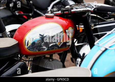 Brighton UK 4 Septembre 2016 - Des milliers de motards et rockers du monde entier prennent part à la réunion annuelle de l'Ace Cafe Brighton Burn Up événement tenu sur le front aujourd'hui . Les motocyclistes et les rockers convergent sur Madeira Drive sur le front de chaque année pour célébrer le fameux Ace café à Londres avec des groupes à l'affiche et des centaines d'étals de vente memorabilia Crédit : Simon Dack/Alamy Live News Banque D'Images