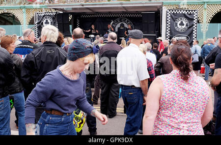 Brighton UK 4 Septembre 2016 - Des milliers de motards et rockers du monde entier prennent part à la réunion annuelle de l'Ace Cafe Brighton Burn Up événement tenu sur le front aujourd'hui . Les motocyclistes et les rockers convergent sur Madeira Drive sur le front de chaque année pour célébrer le fameux Ace café à Londres avec des groupes à l'affiche et des centaines d'étals de vente memorabilia Crédit : Simon Dack/Alamy Live News Banque D'Images