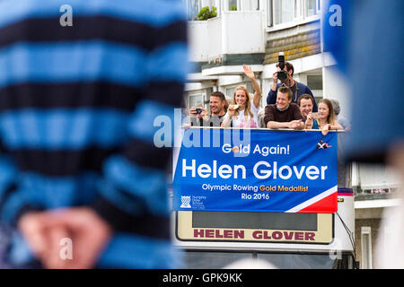 Penzance, Cornwall, UK. 08Th Sep 2016. Foules bordent les rues de sa ville natale de féliciter la rameuse olympique HELEN GLOVER sur sa deuxième médaille d'or. Fiancé STEVE BACKSHALL est assis avec elle en avant et prend un rle. selfies Crédit : Mike Newman/Alamy Live News Banque D'Images