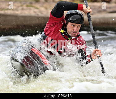 Holme Pierrepont white water Nottingham (Angleterre). 4e septembre 2016. La Division de slalom en canoë 1 événement. Un canoéiste K1 lors de leurs cours d'eau le livre blanc. (C) Peter Hatter/Alamy LIve News Banque D'Images