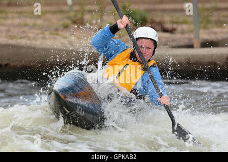 Holme Pierrepont white water Nottingham (Angleterre). 4e septembre 2016. La Division de slalom en canoë 1 événement. Un canoéiste K1 lors de leurs cours d'eau le livre blanc. (C) Peter Hatter/Alamy LIve News Banque D'Images