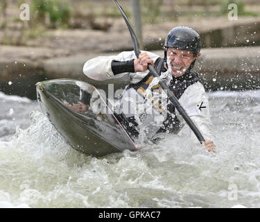 Holme Pierrepont white water Nottingham (Angleterre). 4e septembre 2016. La Division de slalom en canoë 1 événement. Une K1 canoéiste grits leurs dents comme ils font leur chemin vers le bas le cours de l'eau blanche. (C) Peter Hatter/Alamy Live News Banque D'Images