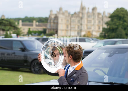 Stamford, au Royaume-Uni. 08Th Sep 2016. La Land Rover Burghley Horse Trials, Burghley House, Stamford, Lincolnshire, Royaume-Uni. Cristopher Burton embrasse le trophée perpétuel défi Land Rover en face de Burghley House Crédit : Trevor Holt/Alamy Live News Banque D'Images