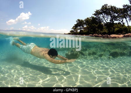 3 mars 2016 - En Duplex, l'homme plongée, Cleopatra Island (l'île de Sedir), sur la mer Egée, la Turquie © Andrey Nekrasov/ZUMA/ZUMAPRESS.com/Alamy fil Live News Banque D'Images