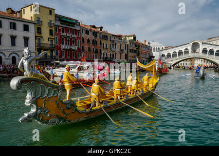 Venise, Italie 4 Septembre 2016 La Régate Historique sur le Grand Canal de commémorer l'accueil réservé à Caterina Cornaro, épouse du roi de Chypre, en 1489 après avoir renoncé à son trône en faveur de Venise © Marco Secchi / Alamy News Banque D'Images