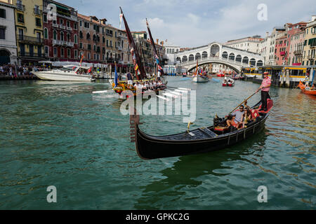 Venise, Italie 4 Septembre 2016 La Régate Historique sur le Grand Canal de commémorer l'accueil réservé à Caterina Cornaro, épouse du roi de Chypre, en 1489 après avoir renoncé à son trône en faveur de Venise © Marco Secchi / Alamy News Banque D'Images