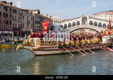 Venise, Italie 4 Septembre 2016 La Régate Historique sur le Grand Canal de commémorer l'accueil réservé à Caterina Cornaro, épouse du roi de Chypre, en 1489 après avoir renoncé à son trône en faveur de Venise © Marco Secchi / Alamy News Banque D'Images