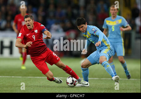 Astana, Kazakhstan. Le 4 septembre, 2016. Yeldos Akhmetov (KAZ), Robert Lewandowski (POL). Le Kazakhstan et la Pologne, la FIFA World Cup 2018 qualification. Le jeu est terminé dans un 2-2 draw : Action Crédit Plus Sport Images/Alamy Live News Banque D'Images